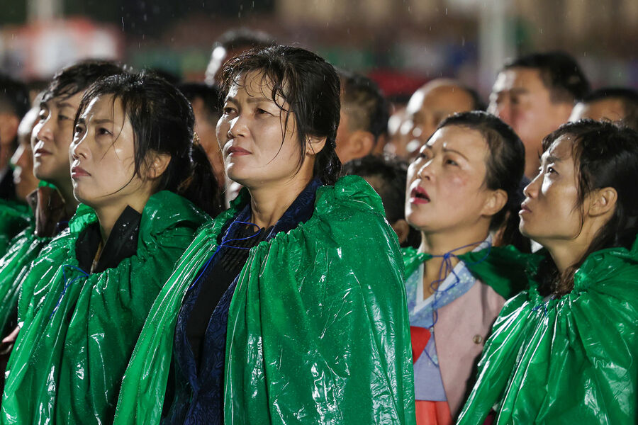 Зрители во время военного парада в&nbsp;честь 80-летия создания Трудовой партии Кореи, Пхеньян, КНДР, 10&nbsp;октября 2025&nbsp;года