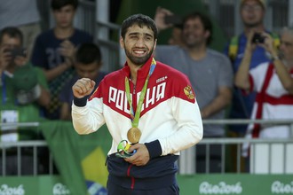 Российский дзюдоист Хасан Халмурзаев завоевал золотую медаль Олимпийских игр – 2016 в Рио-де-Жанейро, победив в финальной схватке весовой категории до 81 кг американца Трэвиса Стивенса. Бронза — у японца Таканори Нагасе и представителя ОАЭ Сержиу Тома