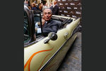 Майкл Блумберг в первом автомобиле музыканта Брюса Спрингстина — кабриолете Chevrolet 1957 года выпуска в Нью-Йорке, 2008 год
