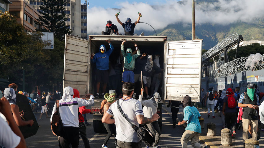 Участники демонстрации в Каракасе против правительства президента Венесуэлы Николаса Мадуро, 23 января 2019 года
