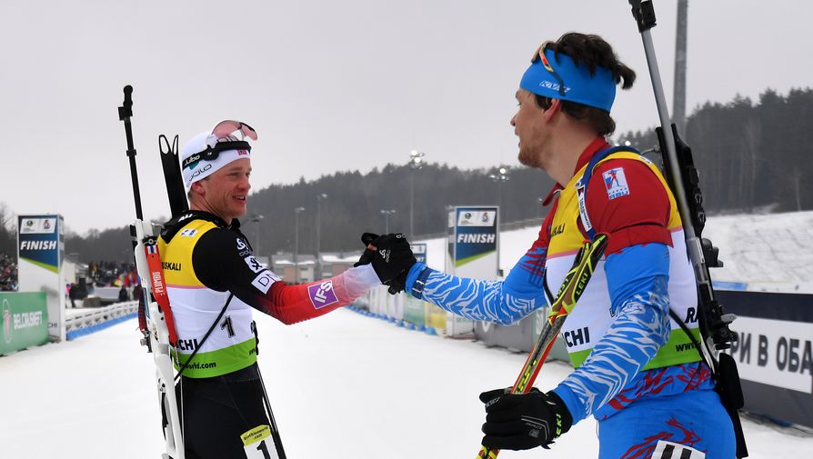 Тарьей Бё и Матвей Елисеев после финиша гонки преследования среди мужчин на чемпионате Европы по биатлону в белорусских Раубичах.