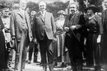 Альберт Эйнштейн во время приема в Белом доме в Вашингтоне 26 апреля 1921 года в окружении президента США Уоррена Гардинга и президента Национальной академии наук доктора Чарльза Уолкоттома