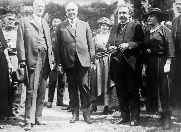 Альберт Эйнштейн во время приема в Белом доме в Вашингтоне 26 апреля 1921 года в окружении президента США Уоррена Гардинга и президента Национальной академии наук доктора Чарльза Уолкоттома