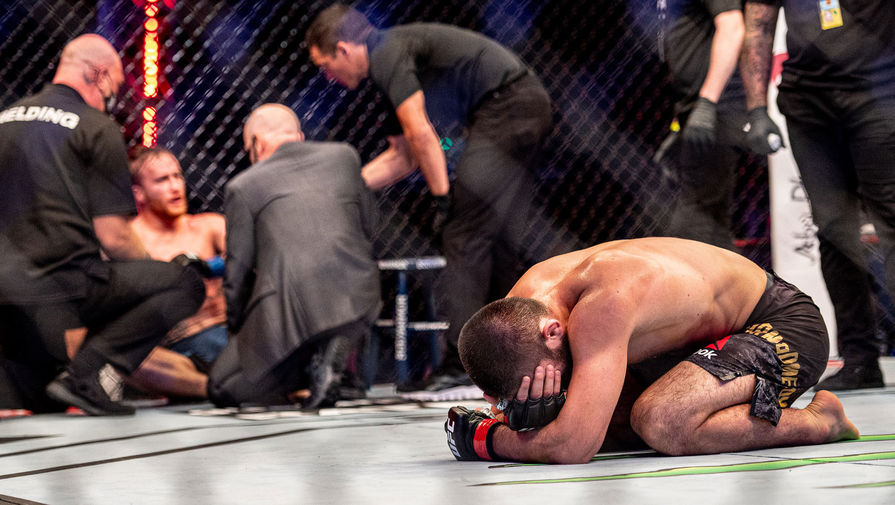 Хабиб Нурмагомедов и Джастин Гэтжи после боя за титул чемпиона Абсолютного бойцовского чемпионата (UFC) в легком весе, 24 октября 2020 года
