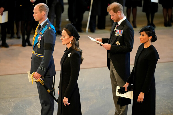 Принц, Уильям, принц Гарри, принцесса Кэтрин и герцогиня Меган во время церемонии прощания с&nbsp;королевой Елизаветой II в&nbsp;Лондоне, 14&nbsp;сентября 2022&nbsp;года