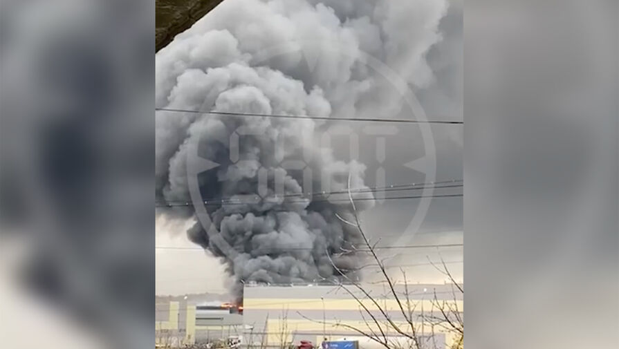 В подмосковном Ногинске горит склад на площади около 5 тысяч кв. метров