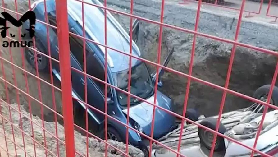 Два автомобиля свалились в глубокую яму в центре Благовещенска