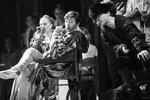 Актер Александр Збруев (в центре) в спектакле театра «Ленком» «Гамлет» в постановке Глеба Панфилова, 1984 год 