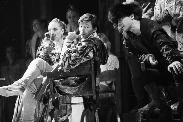 Актер Александр Збруев (в центре) в&nbsp;спектакле театра &laquo;Ленком&raquo; &laquo;Гамлет&raquo; в&nbsp;постановке Глеба Панфилова, 1984&nbsp;год 