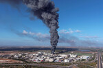 Дым в районе города Реховота после ракетного удара из сектора Газа, Израиль, 7 октября 2023 года