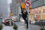 Танцовщица Скай Мэдисон Мерфи позирует фотографу во время снегопада в Нью-Йорке, США, 6 января 2024 года