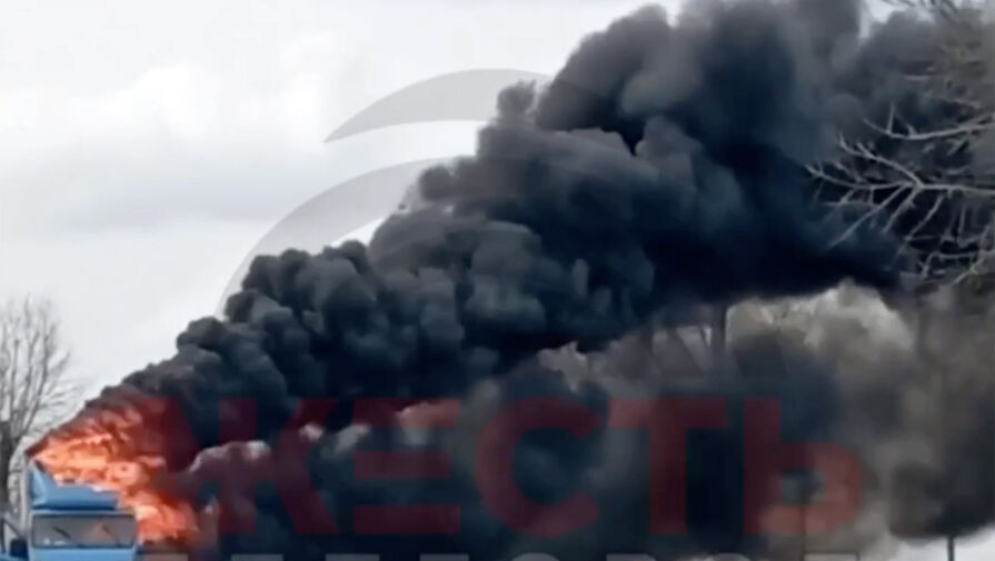 Горящий после атаки дрона грузовик в Белгородской области попал на видео