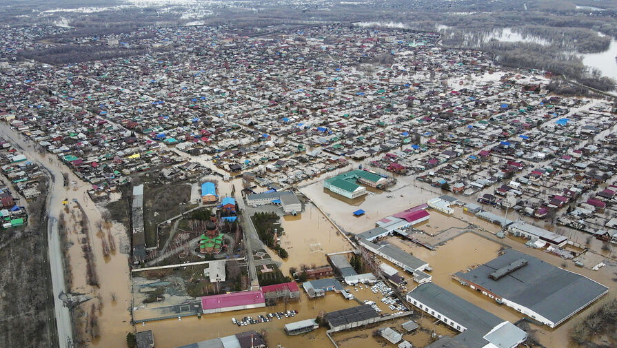 К помощи в борьбе с наводнением в Орске подключились добровольцы-спасатели