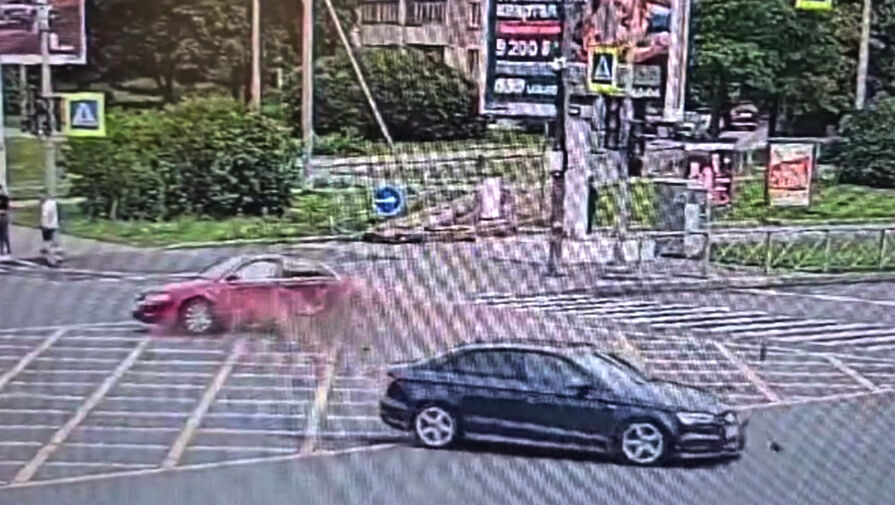 В Петербурге Audi отбросило на пешехода при ДТП, момент попал на видео