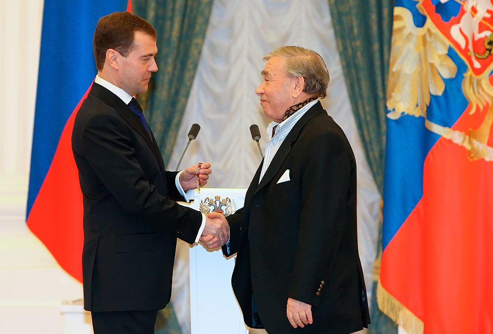 Президент России Дмитрий Медведев награждает Михаила Светина орденом «За заслуги перед Отечеством» 4-й степени в Кремле, 2009 год