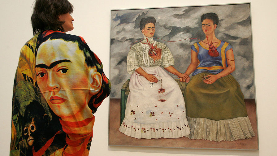 Картина Фриды Кало «Две Фриды» и куратор выставки в Современной галерее Тейт в Лондоне, 2005 год