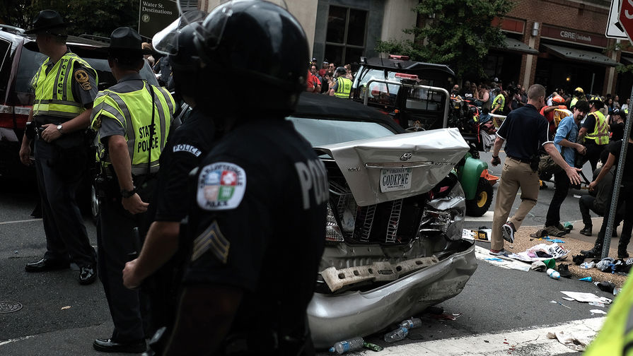 Последствия наезда на пешеходов во время столкновений в Шарлотсвилле, штат Вирджиния, 12 августа 2017 года