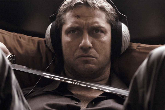 Кадр из фильма «Рок-н-рольщик» (2008)