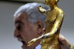 Министр Египта по делам древностей Захи Хавасс демонстрирует статую Тутанхамона — один из четырех экспонатов, который удалось вернуть после похищения в 2011 году
