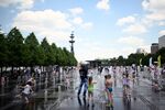 Дети купаются в «сухом» фонтане в Парке искусств Музеон в Москве, 26 июня 2022 года