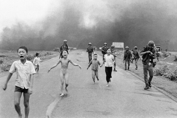 Ник Ют. &laquo;Ужасы войны&raquo;. 1972&nbsp;год
<br><br>Дети бегут из&nbsp;сжигаемой напалмом деревни