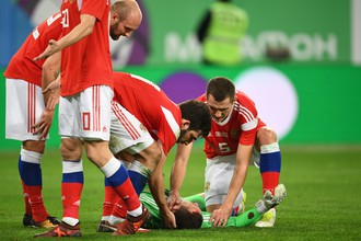 Вратарь сборной России Андрей Лунев (в центре) в товарищеском матче между сборными командами России и Испании.