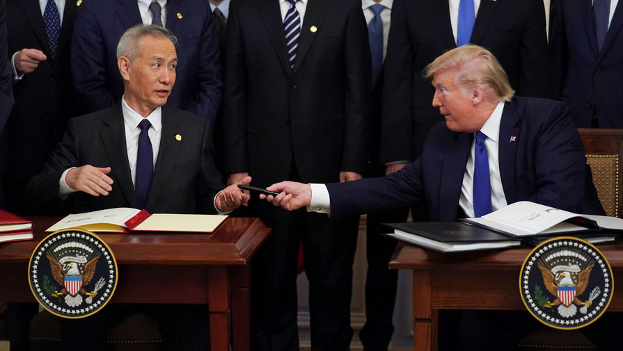 Вице-премьер Госсовета КНР Лю Хэ и президент США Дональд Трамп 