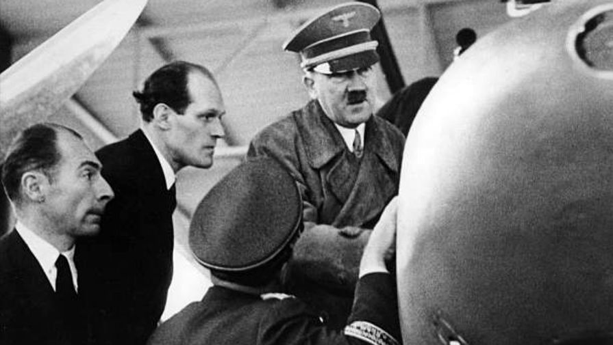Вилли Миссершмитт (второй слева) и Адольф Гитлер во время посещения завода в Хаунштеттене, 1937 год