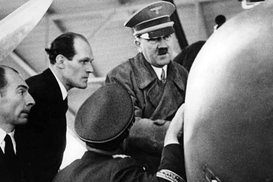 Вилли Миссершмитт (второй слева) и Адольф Гитлер во время посещения завода в Хаунштеттене, 1937 год