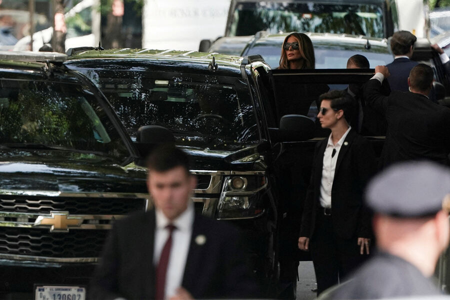 Меланья Трамп выходит из&nbsp;автомобиля перед&nbsp;церемонией прощания с&nbsp;Иваной Трамп в&nbsp;Нью-Йорке, 20&nbsp;июля 2022&nbsp;года