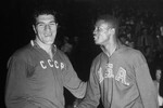 Капитан сборной США Билл Рассел пожимает руку Янису Круминьшу из сборной СССР после игры в Мельбурне во время летних Олимпийских игр, Австралия, 1956 год. Команда США выиграла у команды СССР со счетом 85-55.
