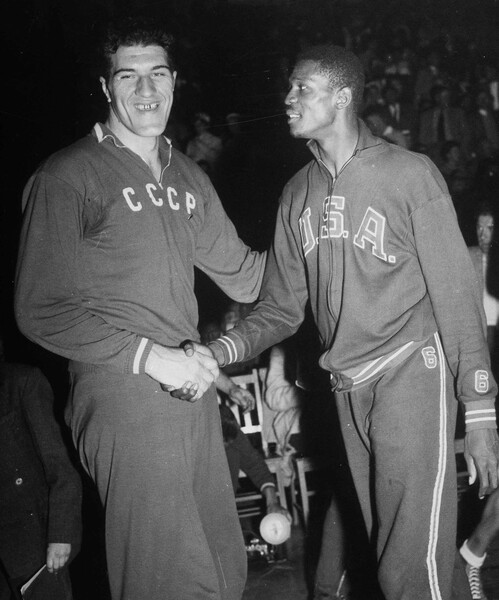 Капитан сборной США Билл Рассел пожимает руку Янису Круминьшу из&nbsp;сборной СССР после игры в&nbsp;Мельбурне во время летних Олимпийских игр, Австралия, 1956&nbsp;год. Команда США выиграла у&nbsp;команды СССР со счетом 85-55.
