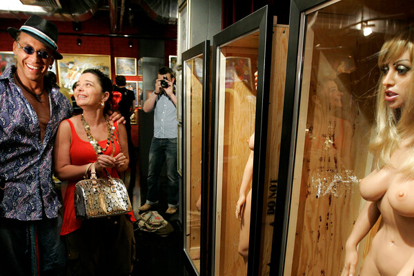 Наташа Королева с&nbsp;супругом Сергеем Глушко (Тарзан) осматривают экспонаты музея эротического искусства &laquo;Точка G&raquo;, 2011&nbsp;год