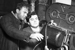 <b>«Судьба человека» (1959, актер и режиссер)</b>
<br><br>
Рассказ Шолохова был основан на истории человека, с которым он познакомился еще в 1946-м, но написал и опубликовал его только через десять лет, во время Оттепели. Сергей Бондарчук, известный уже актер, прочитав его, загорелся идеей снять фильм. Он уговорил Шолохова дать согласие на съемки.
Съемки фильма об искалеченных войной судьбах людей были тяжелыми — эмоционально. Во время создания сцены расстрела пленных у старого храма в Воронежской области съемочную группу окружила толпа местных жителей. Когда раздался залп, одна из женщин закричала: на этом месте во время войны расстреляли ее сына.
<br><br>
На фото: кинорежиссер, народный артист СССР Сергей Бондарчук и оператор Владимир Монахов (справа) на съемках художественного фильма «Судьба человека» на киностудии «Мосфильм», 1 апреля 1960 года