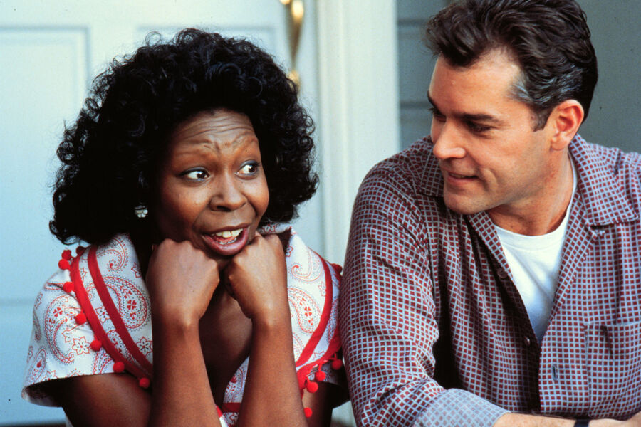 <b>«Коррина, Коррина» (1994)</b>
<br><br>
Картину упрекали за&nbsp;не слишком реалистичное отображение противоречий, связанных с&nbsp;межрасовыми отношениями в&nbsp;Америке середины XX века. Однако критики признавали, что после просмотра она оставляла теплое и доброе чувство.