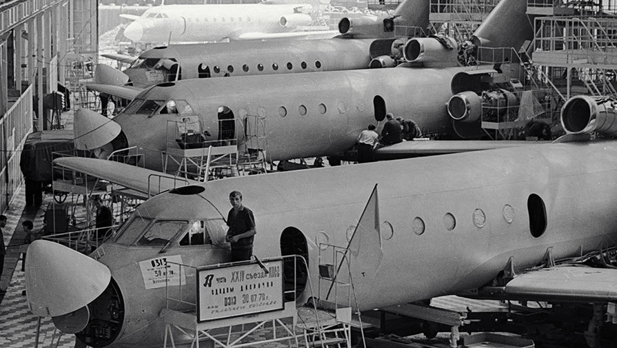 Самолеты Як-40 стоят в&nbsp;цехе окончательной сборки на&nbsp;Саратовском авиазаводе, 1970 год 
