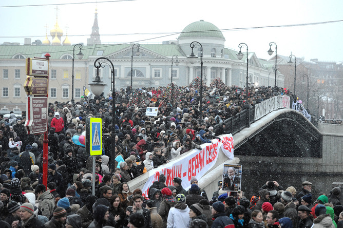Участники митинга «За честные выборы» на Лужковом мосту у Болотной площади