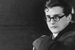 Шостакович учился в консерватории в голодное время — на фоне революции и Гражданской войны. Он перенес тяжелую операцию, но несмотря на пошатнувшееся здоровье, подрабатывал пианистом в театре