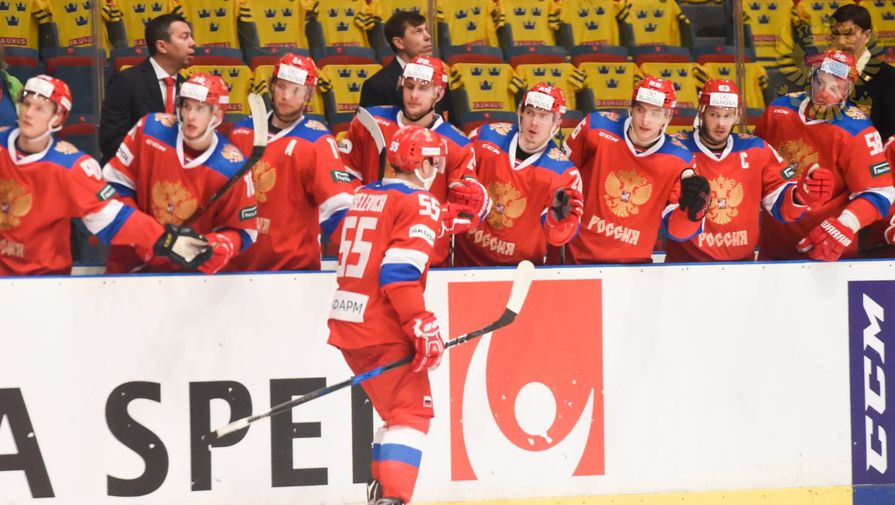 Хоккеисты сборной России отмечают заброшенную шайбу