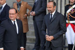 Премьер-министр Франции Эдуар Филипп и бывший президент Франции (2012-2017) Франсуа Олланд перед церемонией прощания с бывшим президентом Франции (1995-2007) Жаком Шираком, 30 сентября 2019 года
