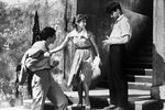 Гоча Абашидзе, Софико Чиаурели и Георгий Шенгелая в кадре из фильма «Наш двор», 1957 год