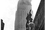 После столкновения пожары начались на верхних одиннадцати этажах здания Эмпайр-стейт-билдинг, 28 июля 1945 года