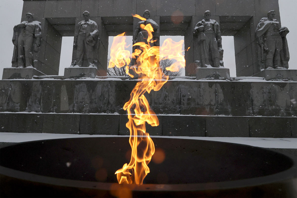 Вечный огонь у мемориала жертв блокады на Серафимовском мемориальном кладбище в Санкт-Петербурге