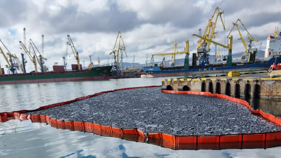 Иностранное судно разлило нефтепродукты у Новороссийска