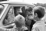 Вратарь московского «Динамо» Лев Яшин разговаривает с юными поклонниками, 1969 год