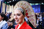 Девушка перед&nbsp;началом программы &laquo;Итоги года&raquo; с&nbsp;президентом России Владимиром Путиным в&nbsp;Гостином дворе, 19&nbsp;декабря 2025&nbsp;года 