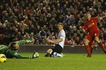 Капитан «Ливерпуля» Стивен Джеррард забивает второй гол в ворота «Фулхэма»