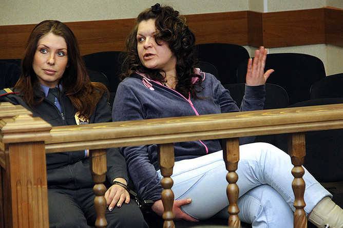 Сообщница заключенного Шестакова Татьяна Важалина(справа) во время оглашения приговора в Вологодском областном суде