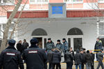 Сотрудники полиции возле московской школы №263