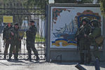 Военнослужащие в форме без опознавательных знаков у военной базы в селе Перевальное в Крыму